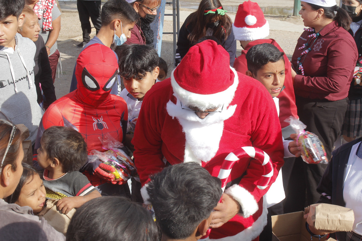 Escuela Secundaria Técnica lleva regalos, bolos, despensas y piñatas a colonia Santa Sofía | Mauricio Román