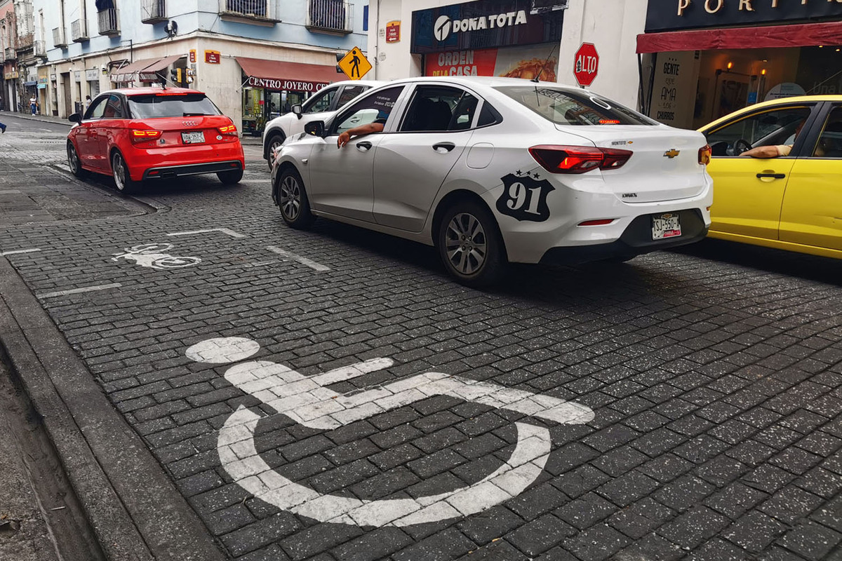 Falsas, la mitad de solicitudes para cajones de estacionamiento para personas discapacitadas en Puebla| Melanie Torres