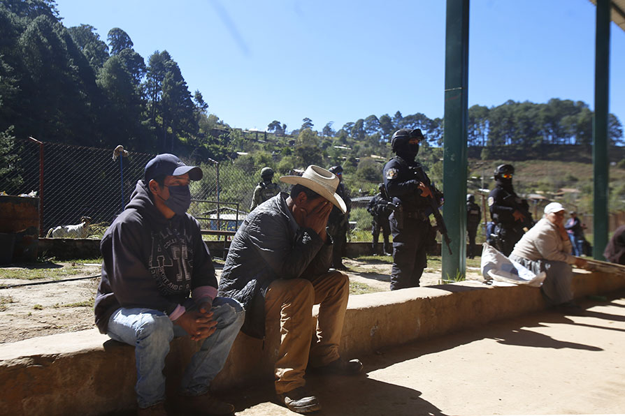 A días de los asesinatos, las fuerzas armadas se hicieron presentes para realizar las investigaciones pertinentes.