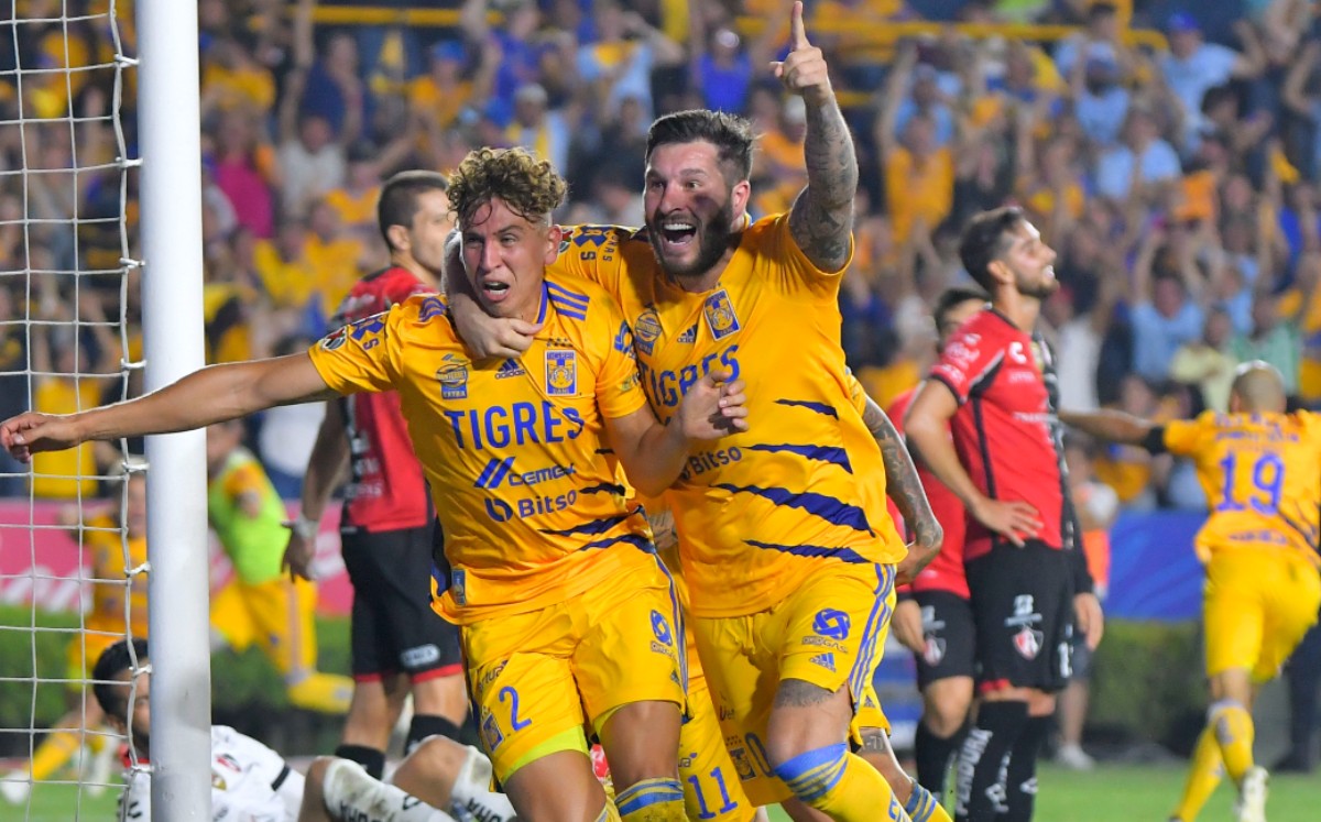 Jugadores de Tigres regalan juguetes a niños de escasos recursos (Imago7)