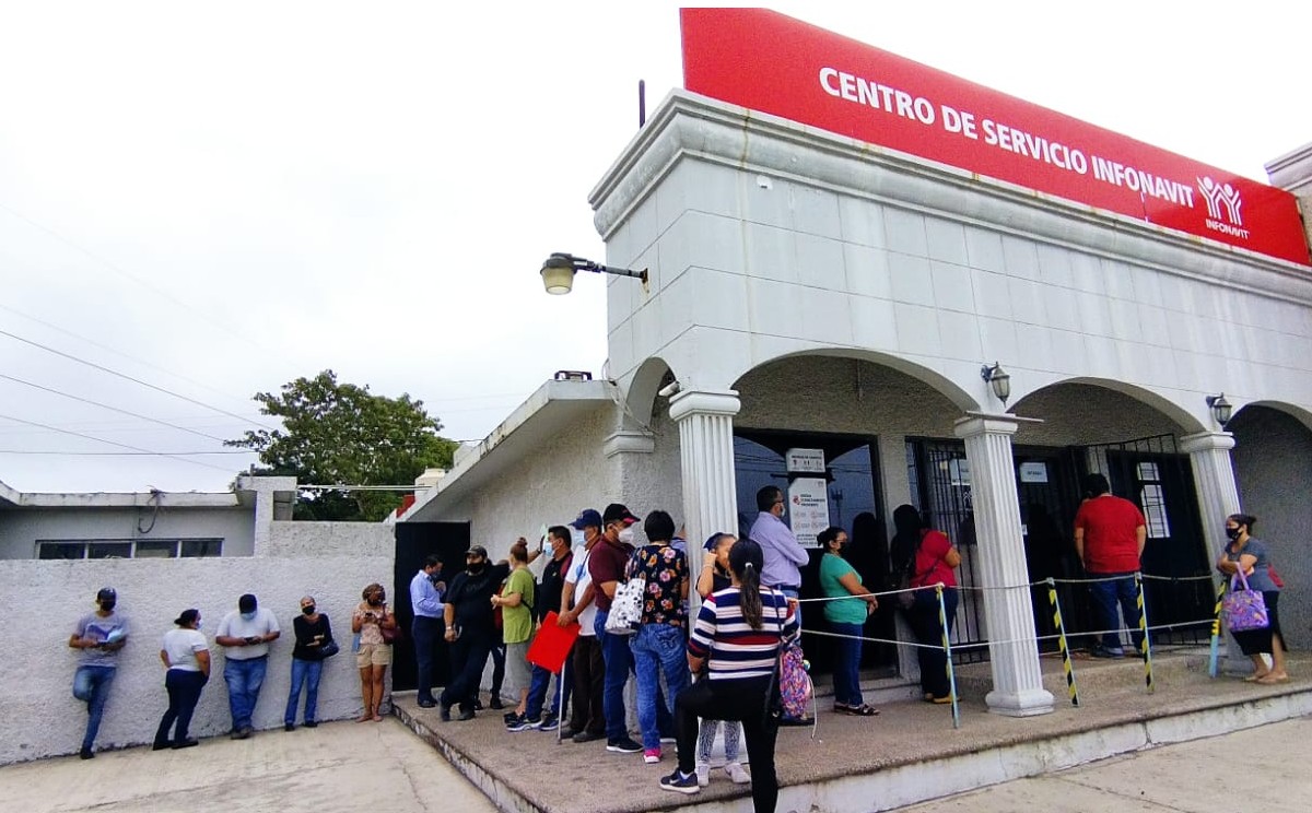 Oficina del Infonavit en Tampico registra filas por cambio de créditos. | Foto: Yazmín Sánchez
