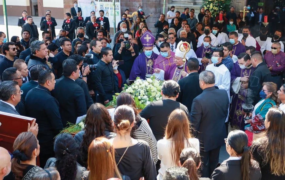 Con porras y mariachi dieron el último adiós a Miguel Barbosa en Puebla: ¡Nunca se supo rajar!
