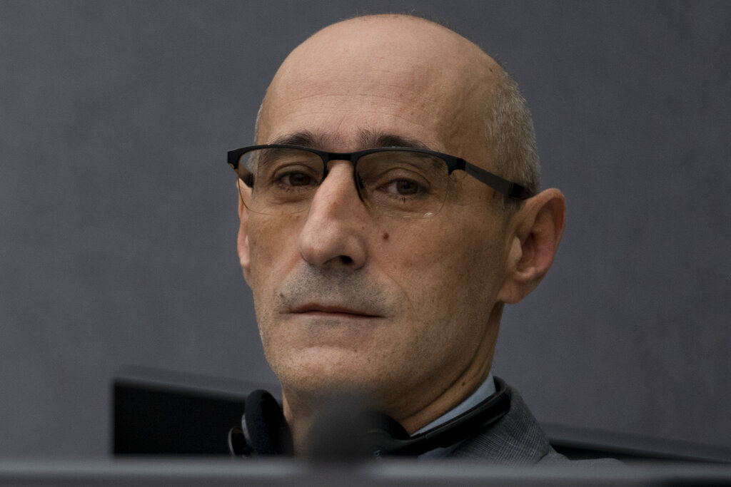Salih Mustafa, un exrebelde de Kosovo, espera a que los jueces de un tribunal especial lean su veredicto. (AP)