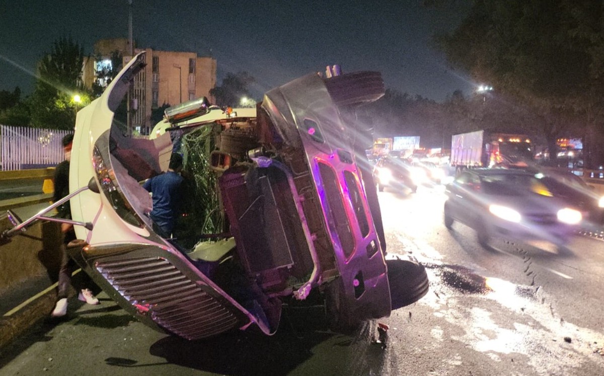 Tráiler cargado se vuelca en circuito interior