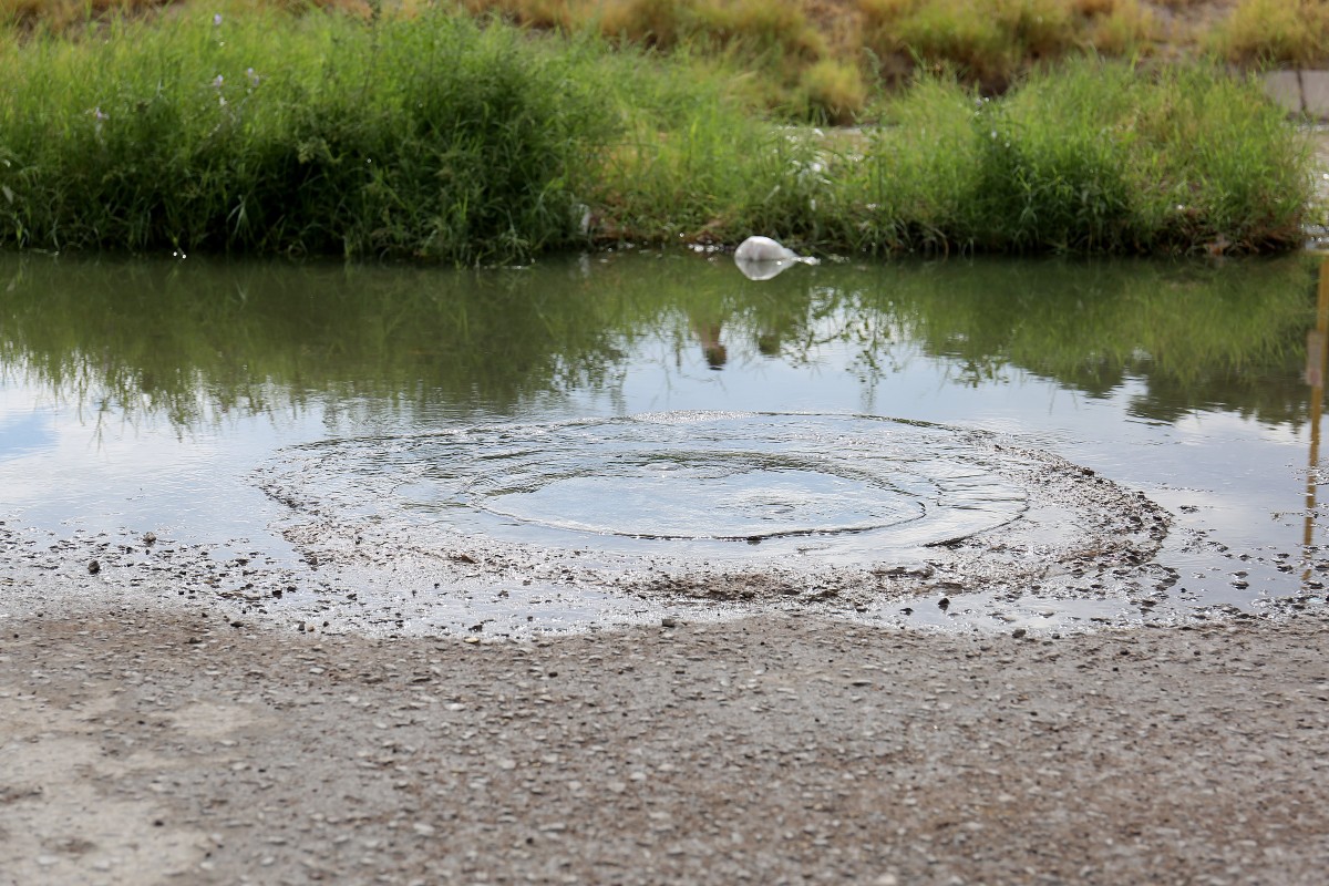 El drenaje colapsado es aquel que trabaja pero no al 100 por ciento, por lo que se generan los brotes de aguas. | Rolando Riestra