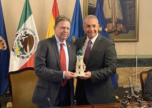 Sergio Baños Rubio y el alcalde de la ciudad española, Alfredo Canteli Fernández firmaron el acuerdo. (Especial)