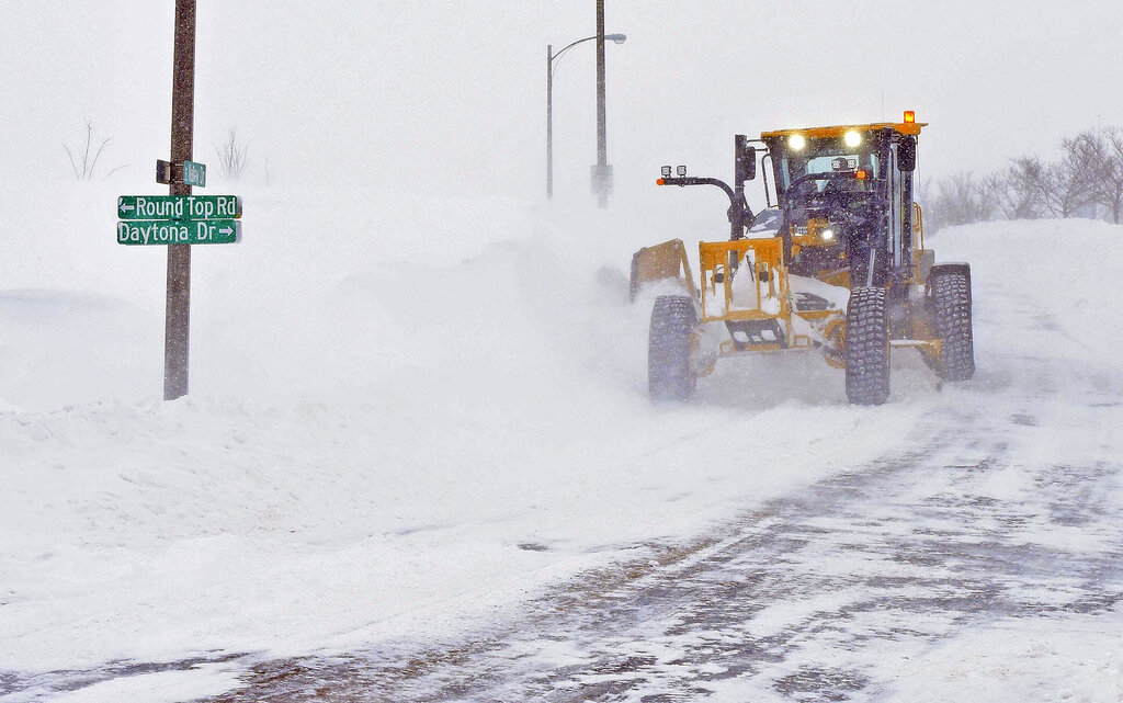 Trabajan para quitar la nieve de las calles. (AP)