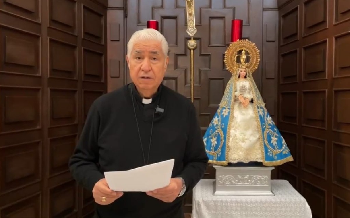 Arzobispo de Monterrey dando el mensaje dominical