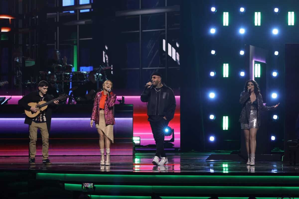El cantante con los becarios de la Fundación Cultural del Grammy Latino. Especial