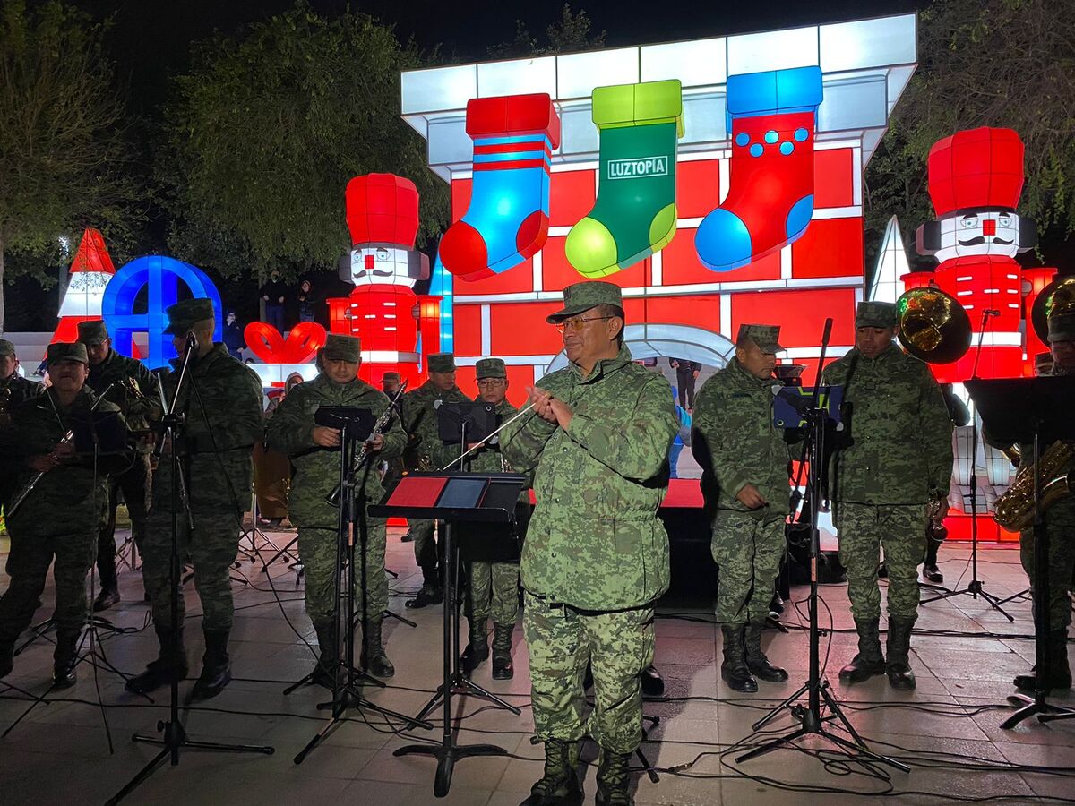 Cientos de personas disfrutaron del concierto que dieron los músicos del Ejército Mexicano . Foto: Frida Rodríguez