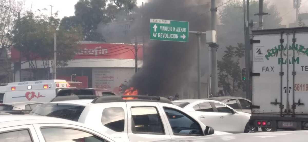 Testigos informaron que se escuchó una explosión antes de que se vieran las llamas. (Fernanda López Castro)