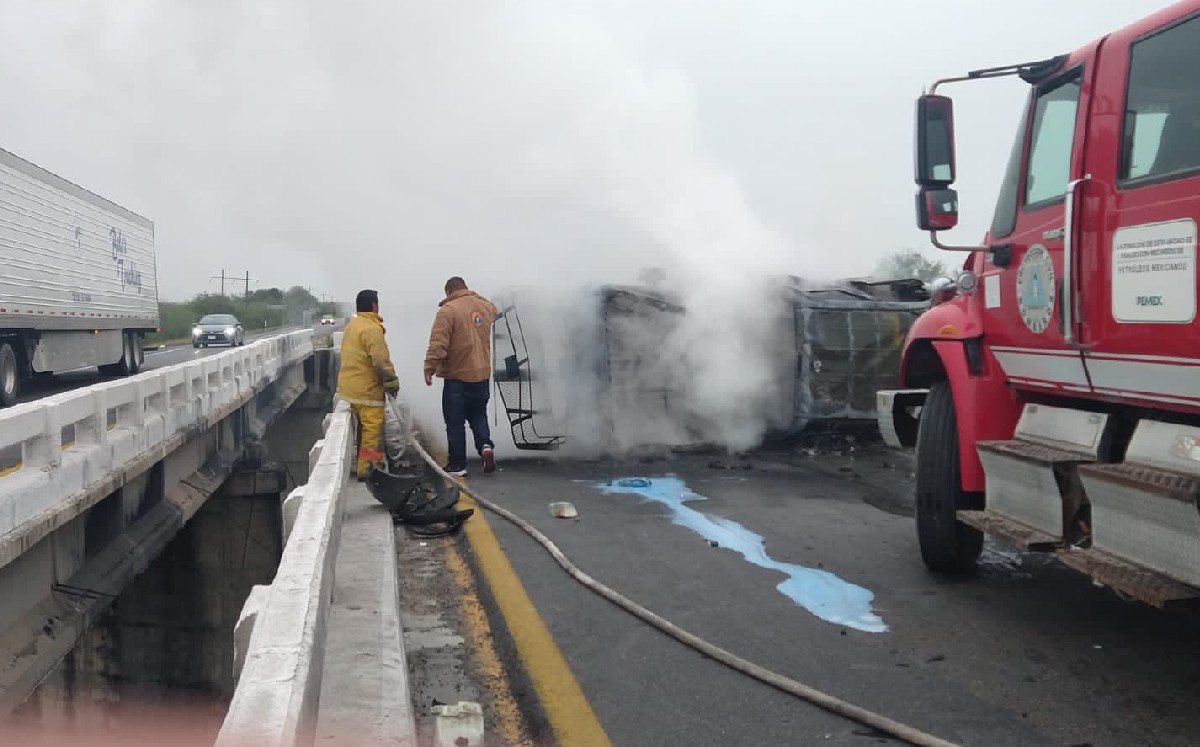 Volcadura en carretera federal. (SSP)