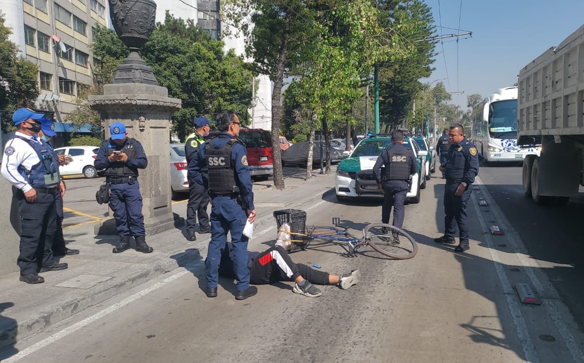 Automóvil arrolla a ciclista en Paseo de la Reforma | Ramón Ramírez