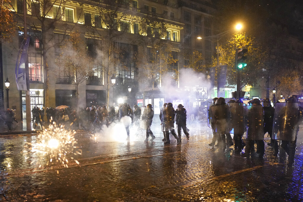 Una jornada llena de violencia acaparó las calles de Francia.  (AP)