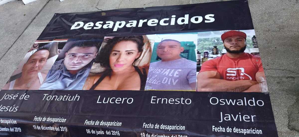 Se manifiestan a las afueras de la Fiscalía por los hermanos Camarena, desaparecidos hace tres años (Diana Barajas)