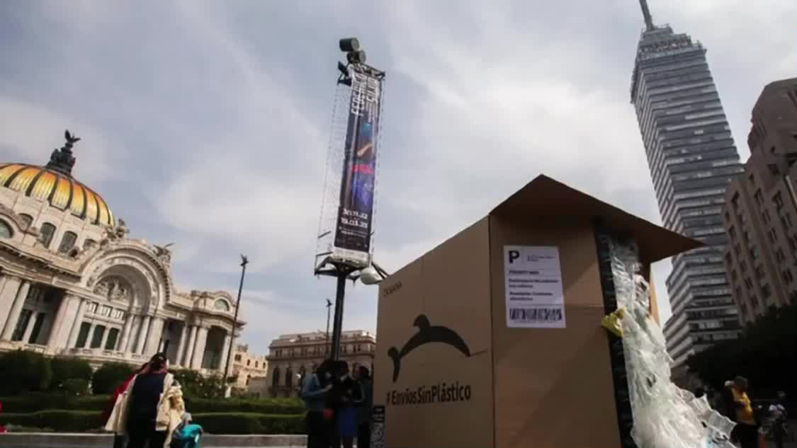 Como protesta, instalan megacaja llena de plásticos frente al Palacio de Bellas Artes