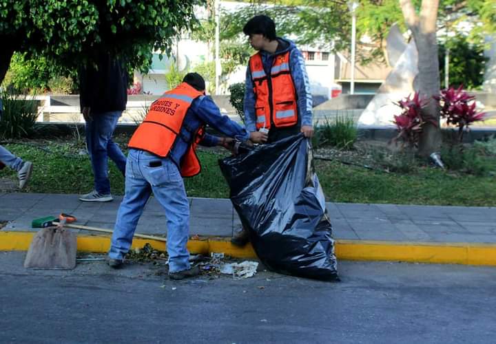 Fueron al menos 27 toneladas de basura las que la población dejó en las calles durante la festividad. (Especial)