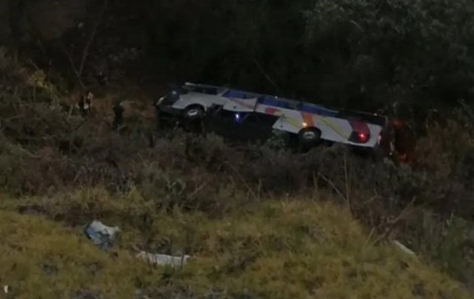 Autobús de pasajeros choca y cae a barranco en la México-Puebla