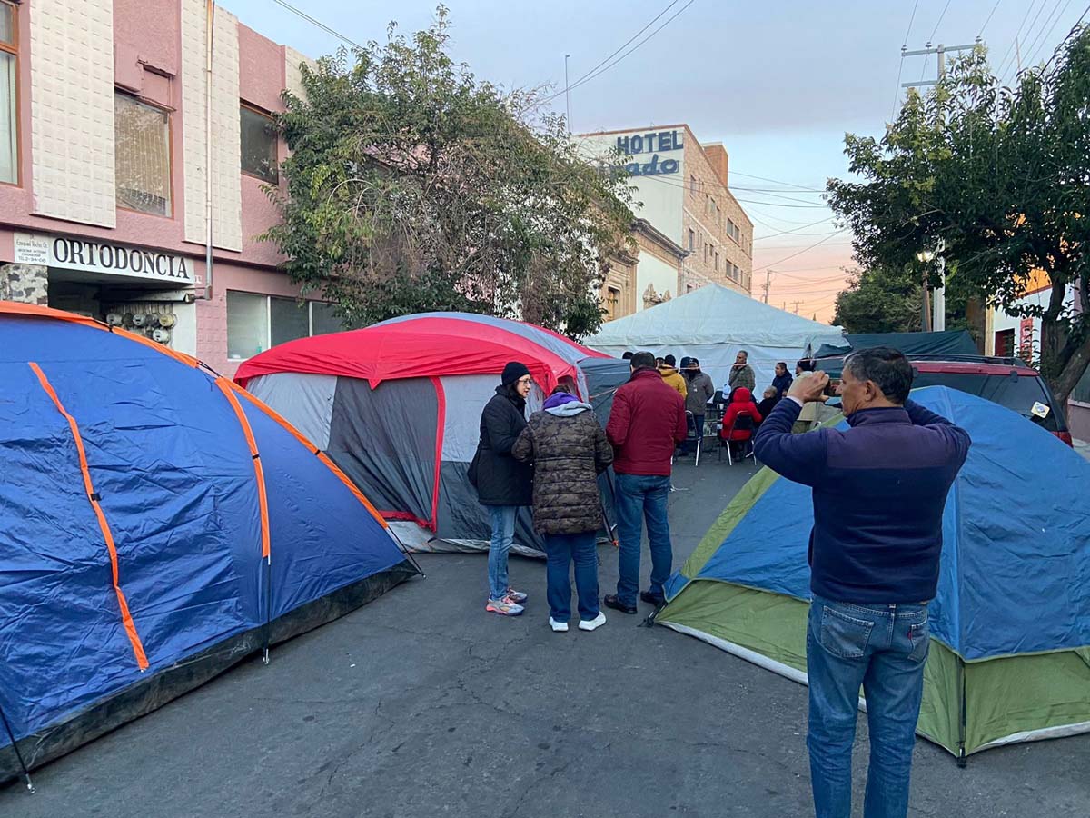 Instalaron un plantón a las afueras de Casa de Gobierno de Durango. (Especial)