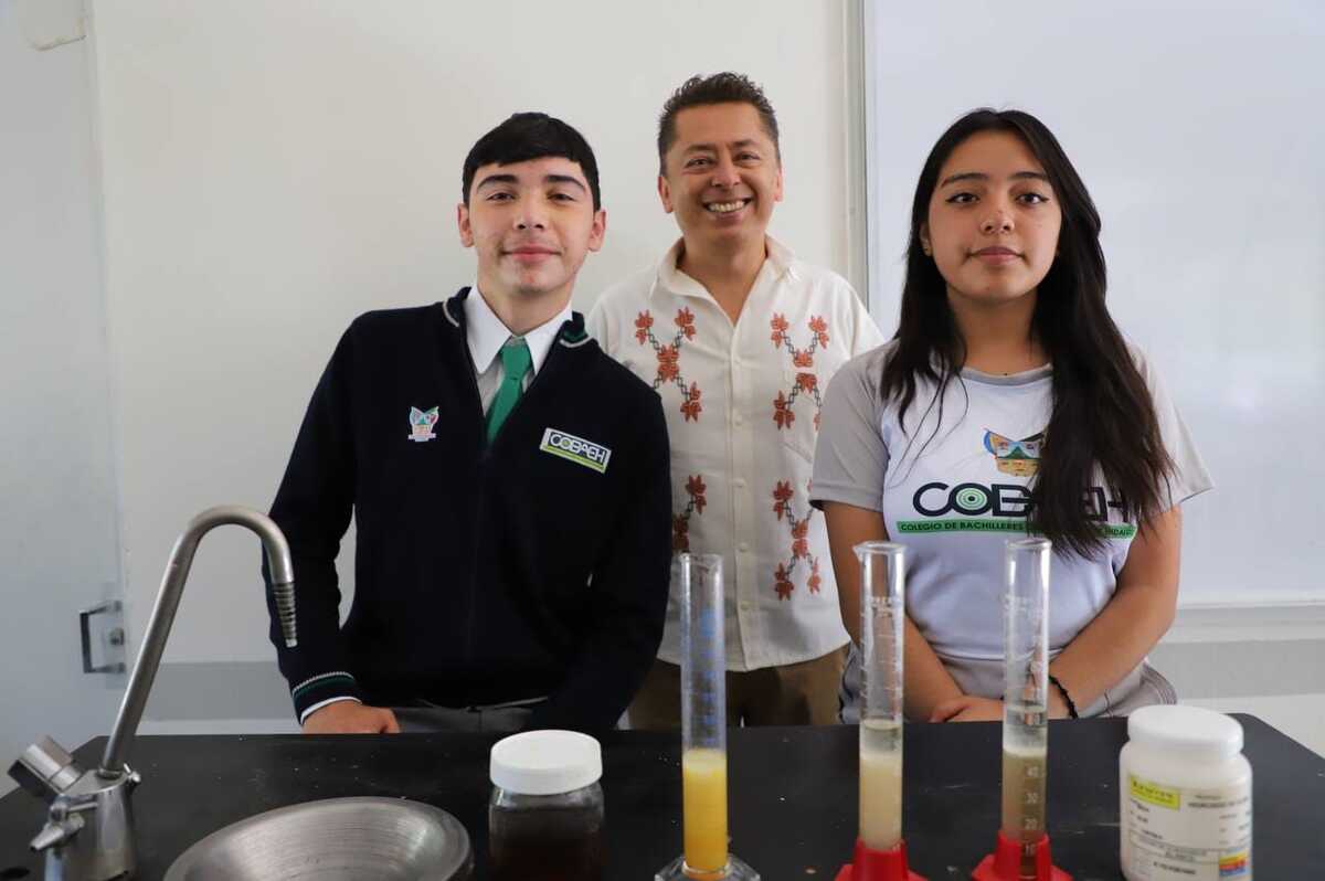 Karla Miranda Pérez Moreno y Alejandro Falcón Barrera, estudiantes de Cobaeh en Actopan.