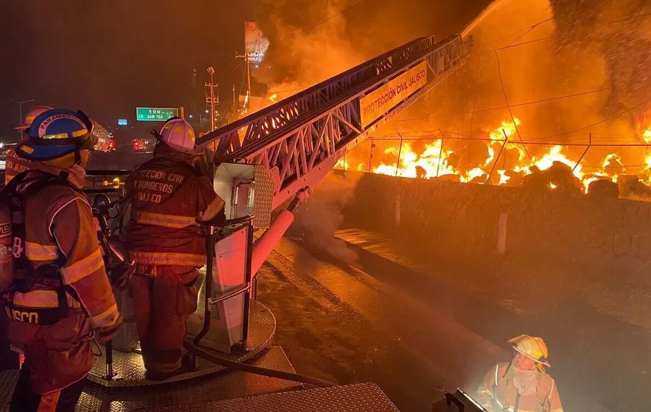 Recicladora de Tlaquepaque arde en llamas y desalojan al menos a 30 personas