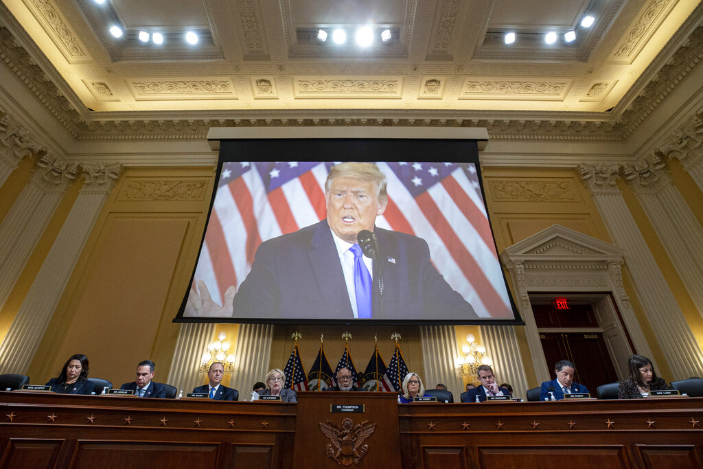 Video de Trump es reproducido durante la última reunión de la comisión de la Cámara de Representantes que investiga el asalto al Capitolio (AP)