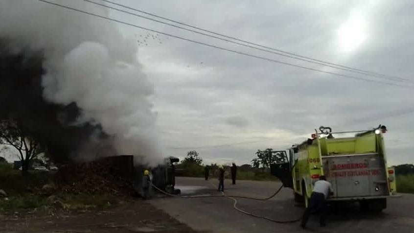 Camión se vuelca y provoca incendio en la carretera Veracruz-Córdoba