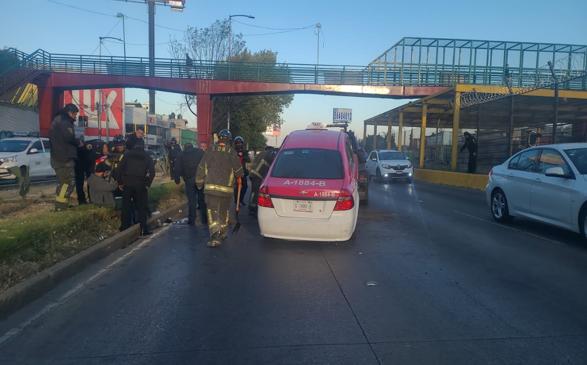Las maniobras para retirar el taxi duraron aproximadamente quince minutos. / Ramón Ramírez