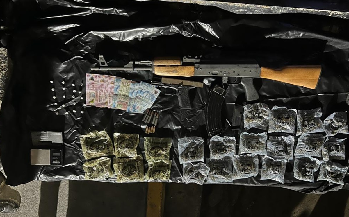 Además de las armas también se les aseguraron 22 bolsas de plástico con hierba verde y seca entre otras cosas. Foto: Especial
