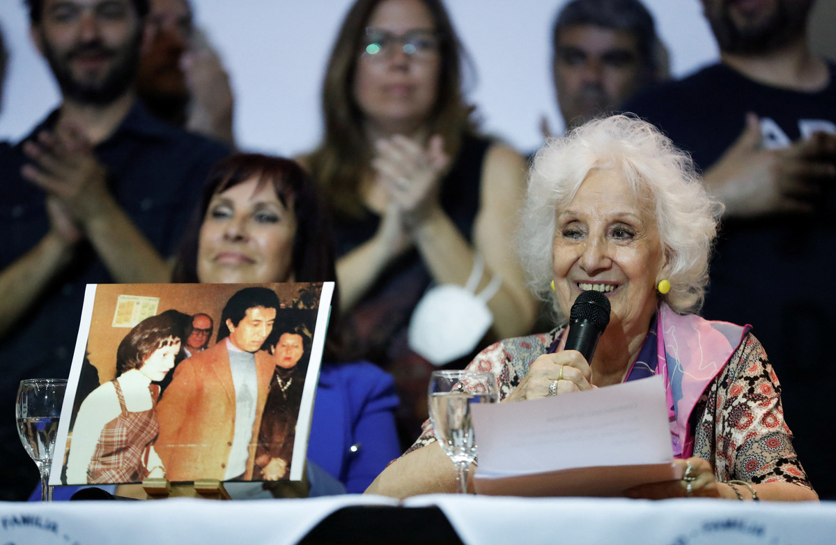 Estela de Carlotto, presidenta de la organización Abuelas de Plaza de Mayo, anunciando a la persona número 131 en ser encontrada. (Reuters)