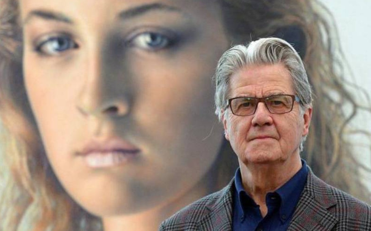 Franz Gertsch junto a uno de sus retratos / Especial