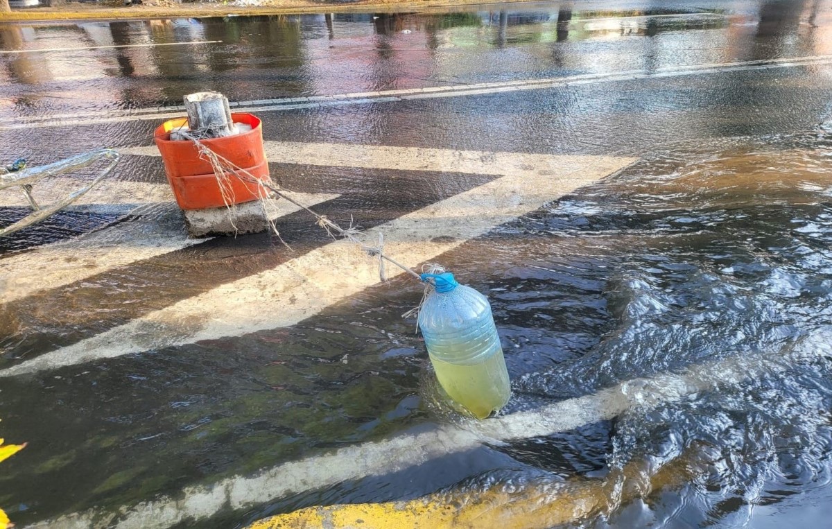 La fuga de agua generó una inundación en carriles de la avenida Congreso de la Unión. | Ramón Ramírez