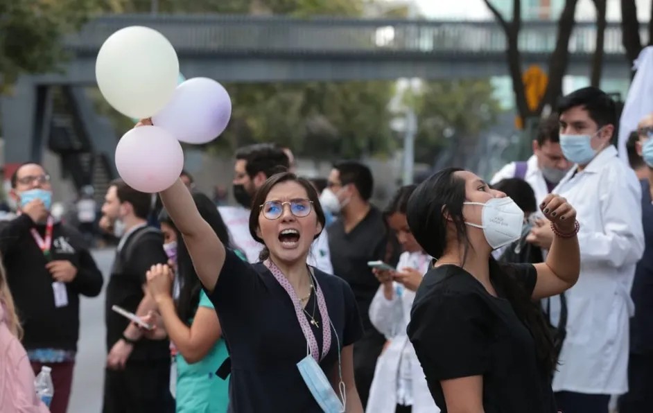 Médicos residentes de Pemex entran en paro; no han recibido pago de prestaciones
