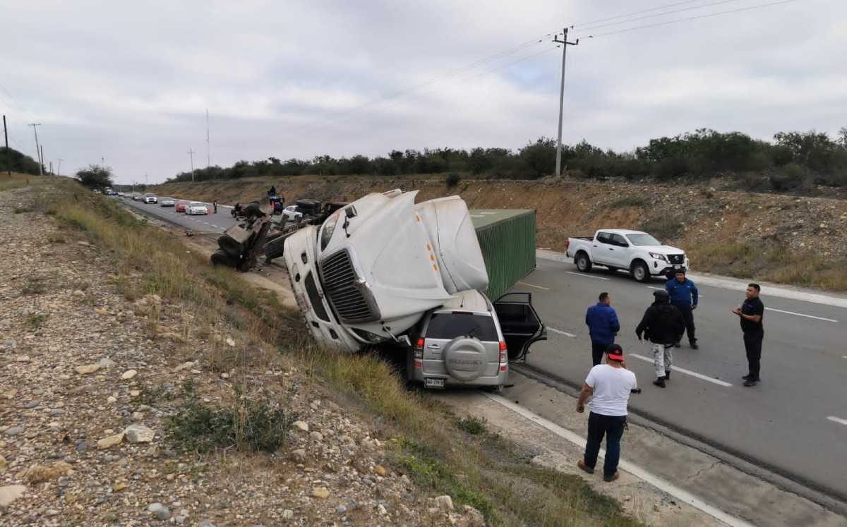 Tráiler doble remolque cae sobre vehículo particular en carretera Victoria-Monterrey