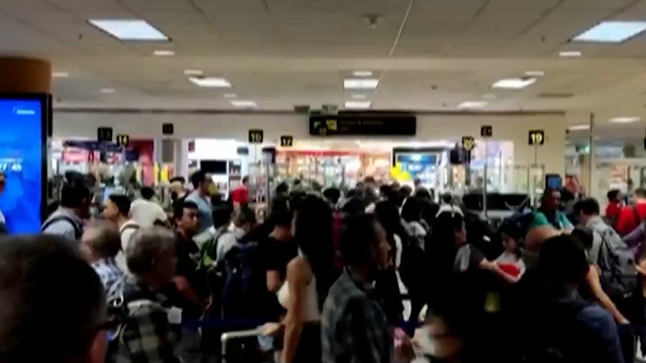 Turistas abarrotan aeropuerto en Perú, buscan regresar a casa