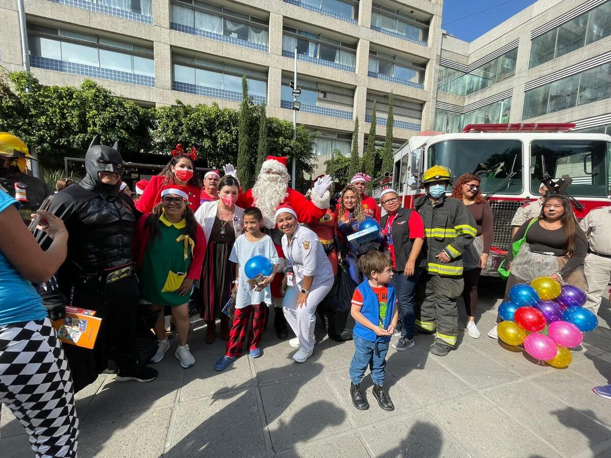 Dan alegría y Navidad a los niños internados en Hospital Civil de Guadalajara (Karla Victoria Rodríguez)
