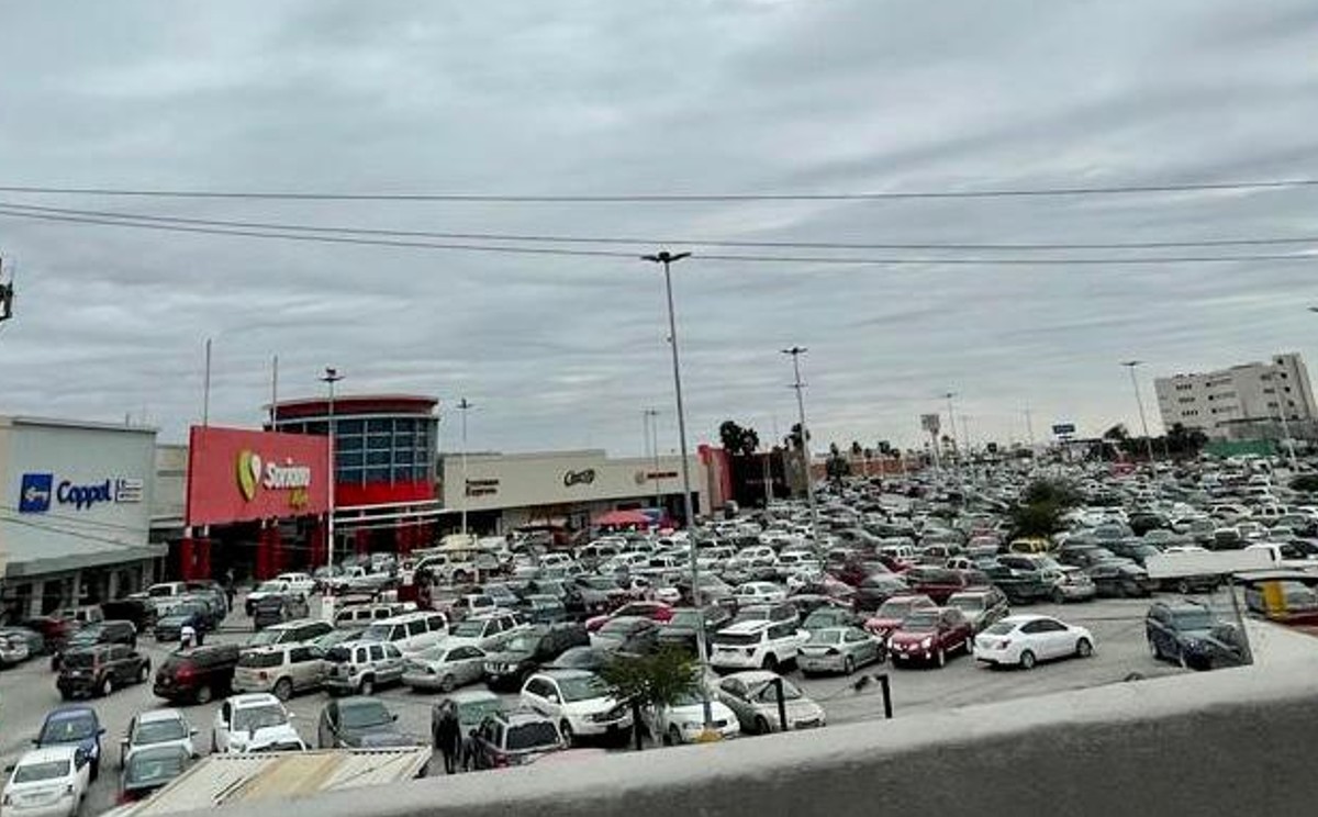 Centros comerciales en el norte de Tamaulipas lucen abarrotados de clientes, pese al frio severo.
