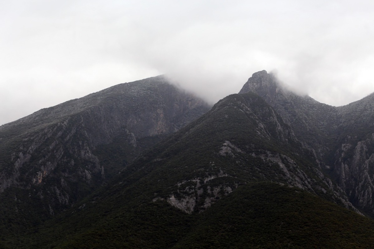 El Cerro de la Silla se cubre con hielo debido a la onda gélida que azota a Nuevo León | Roberto Alanís