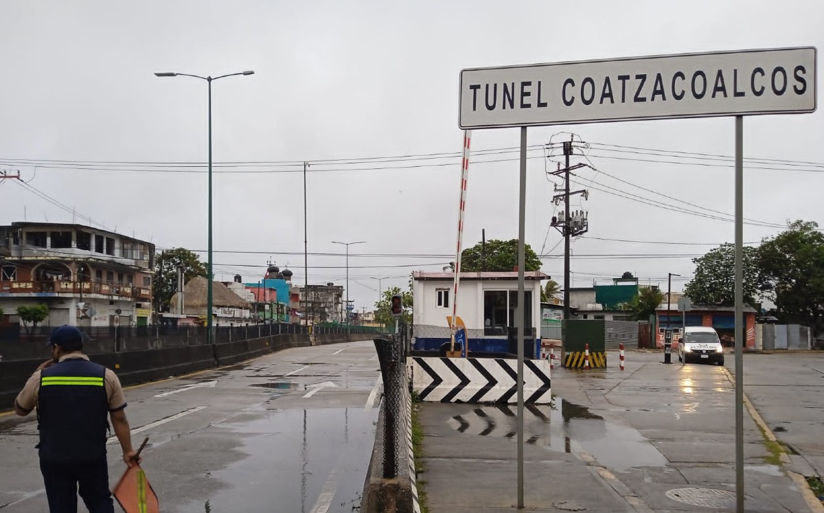 En Coatzacoalcos, cierran Túnel Sumergido tras volcadura de camión. | Especial
