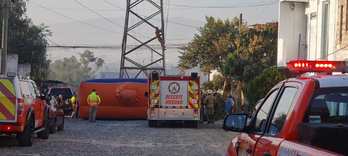 El hombre de 40 años subía y bajaba como si nada a la antena. (Juan Carlos Munguía)