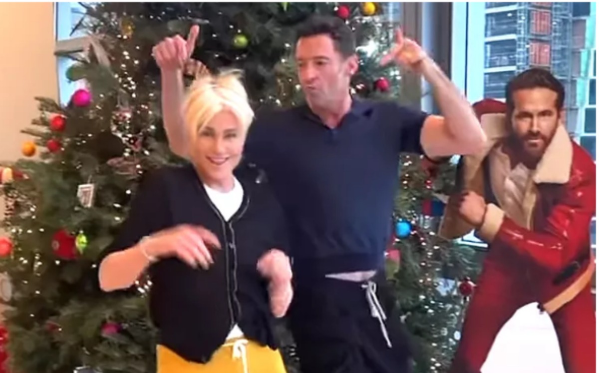 Hugh Jackman baila junto a figura de Ryan Reynolds | Captura