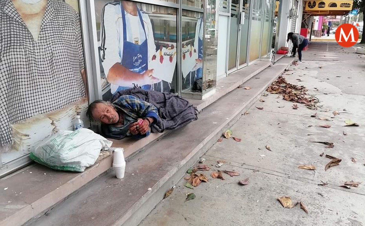 Adultos mayores pasan navidad en la calle.