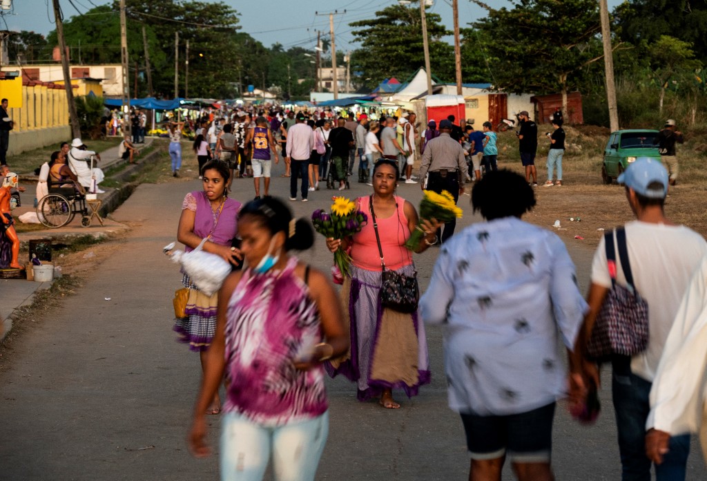 Autoridades cubanas iniciaron una campaña sobre la conveniencia de retomar las medidas contra el covid. | AFP