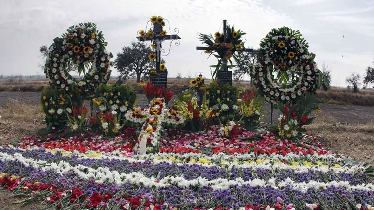 Colocan ofrenda floral donde fallecieron Martha Érika Alonso y Moreno Valle en Puebla