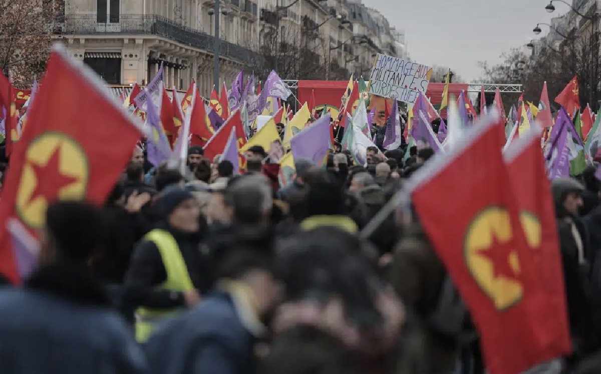 Durante la marcha, jóvenes se enfrentaron con policías, que respondieron con gases lacrimógenos (AP)