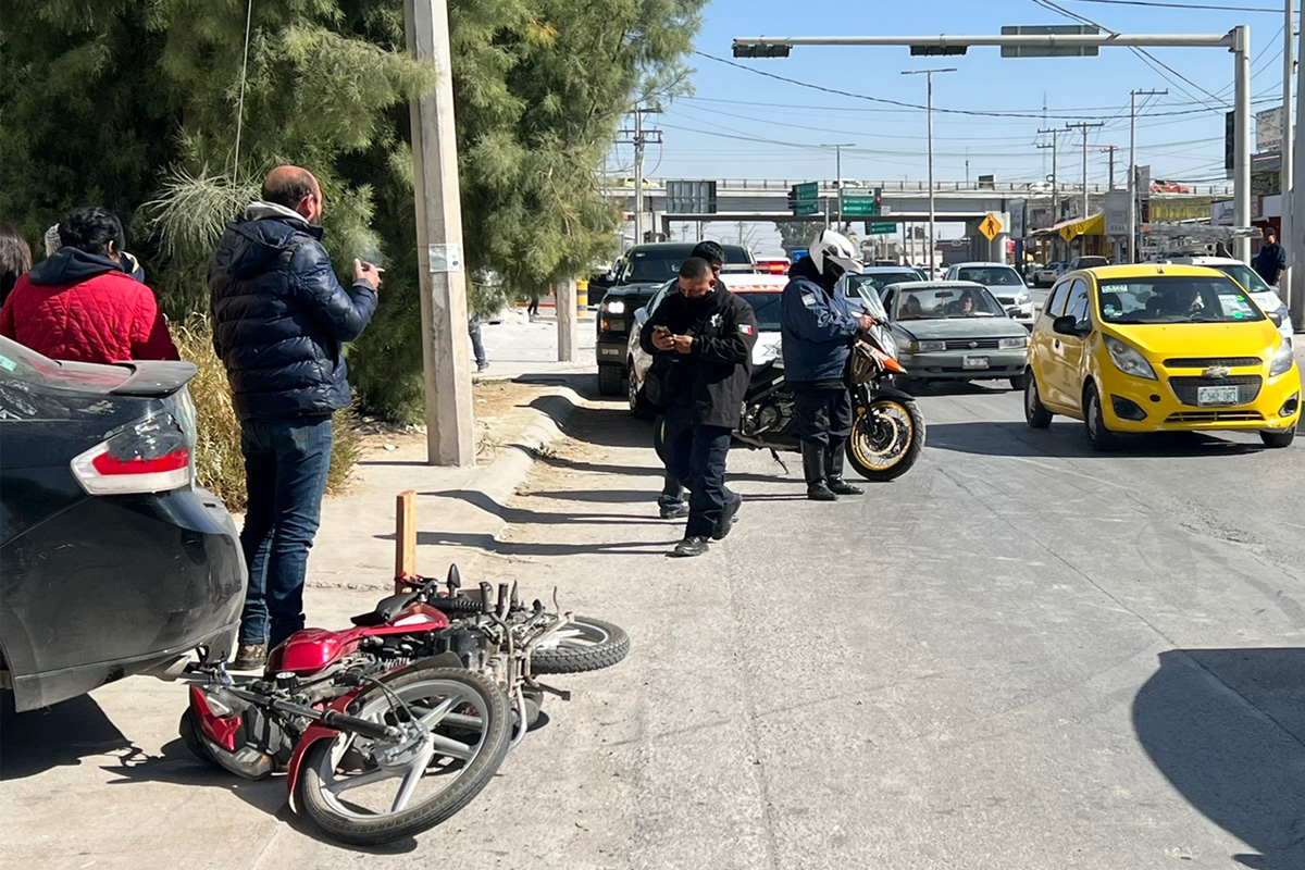 Motociclista se impacta contra vehículo en carretera de Torreón . | Especial
