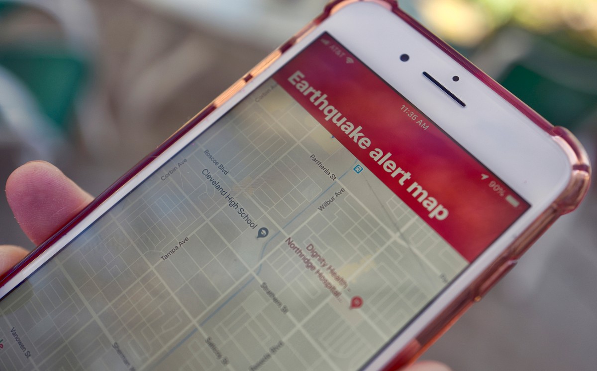 Un usuario observa una aplicación de alerta sísmica en su iPhone. | AP/ Archivo