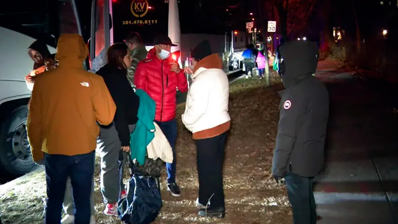 Autobuses dejan migrantes en casa de Kamala Harris durante Nochebuena