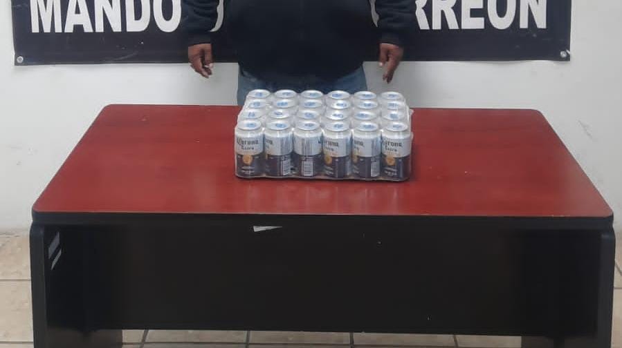 Fue captado con la charola de 24 cervezas que tomó para su festejo navideño. | Especial