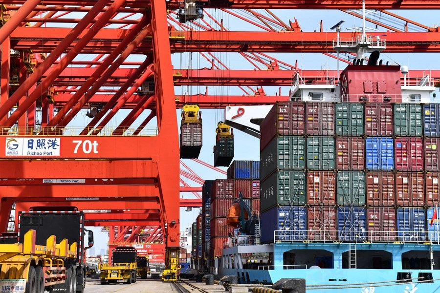 Camiones esperan para cargar contenedores en Rizhao, provincia oriental china de Shandong, el 28 de marzo de 2022. (Xinhua/Guo Xulei)